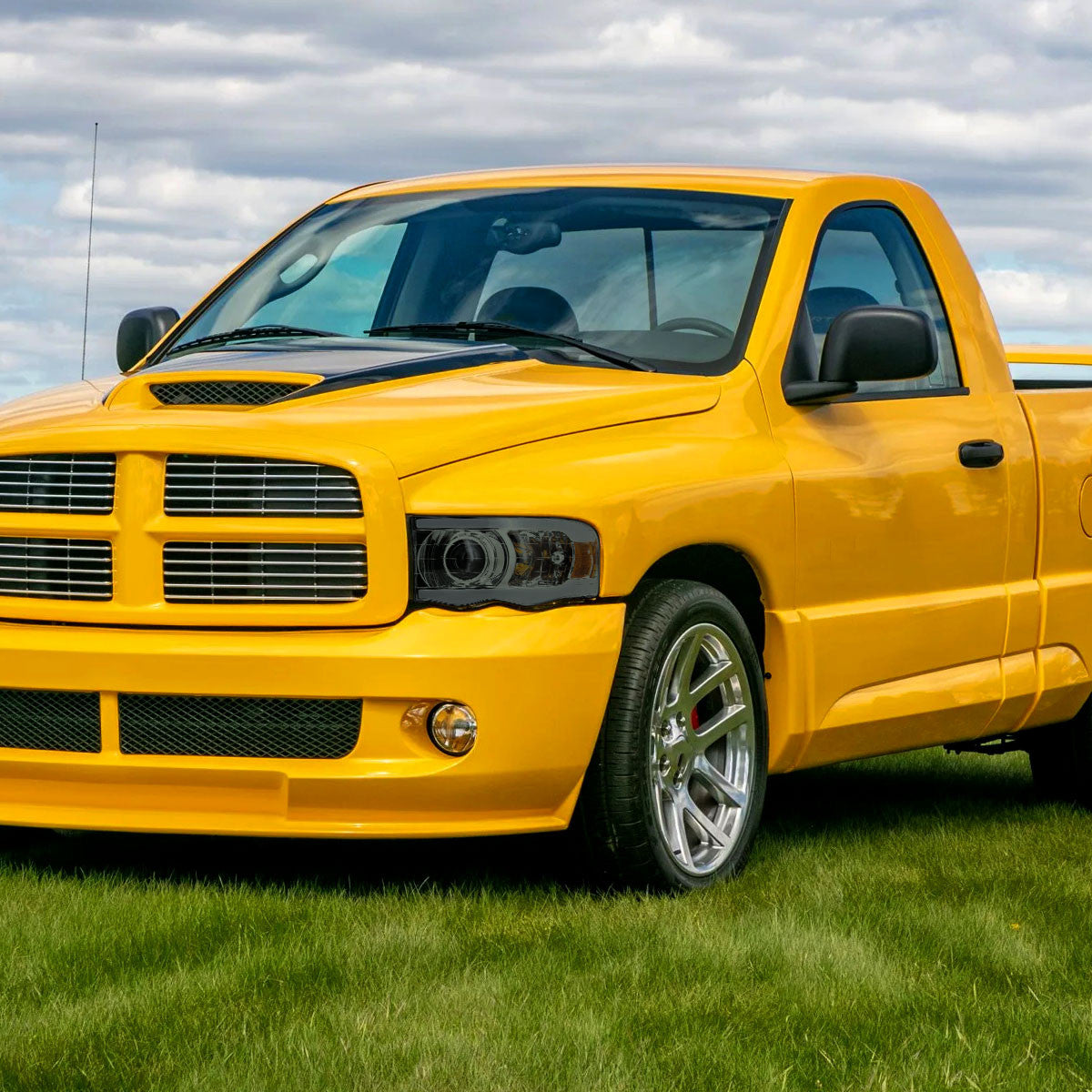 2002-2005 Dodge Ram 1500 / 2003-2005 Dodge Ram 2500 / 3500 LED Tube Projector Headlights (Chrome Housing/Smoked Lens)