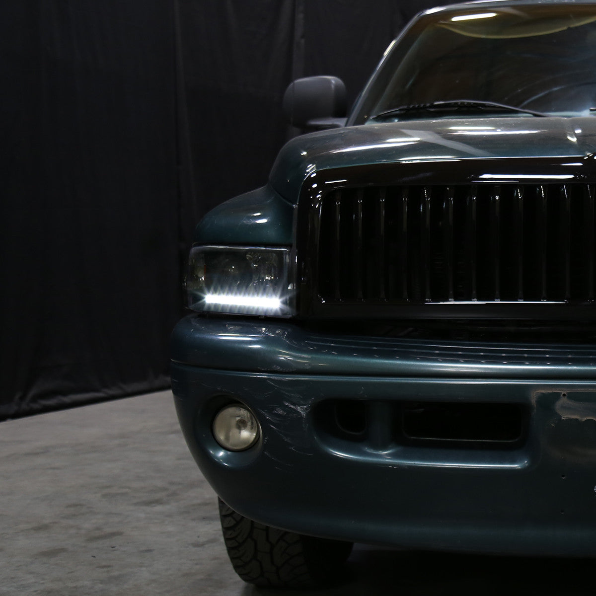 1994-2001 Dodge RAM 1500/ 1994-2002 RAM 2500 3500 Projector Headlights w/ SMD LED Light Strip (Matte Black Housing/Clear Lens)