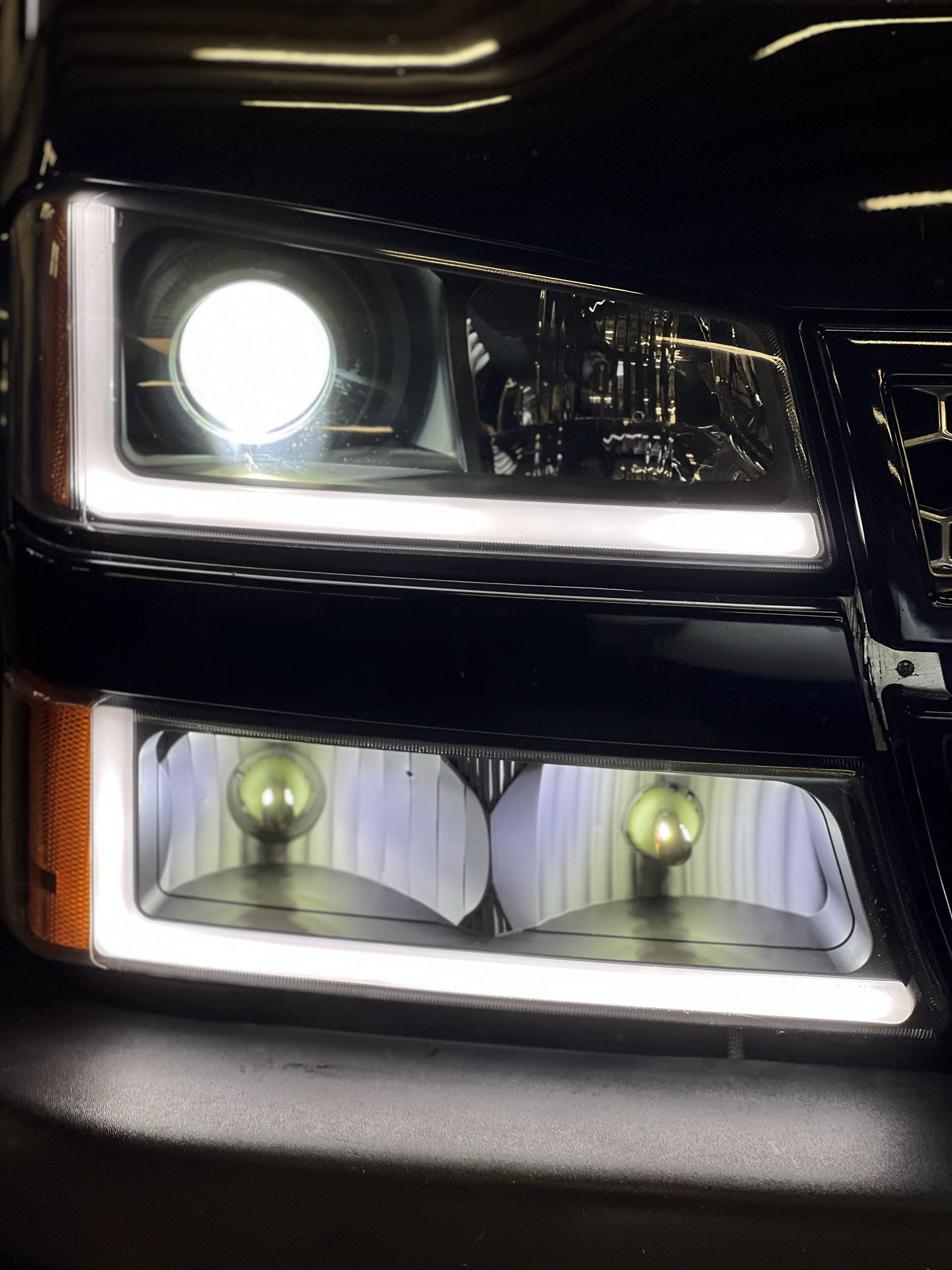 03-07 Silverado Animated Start-up Projector Headlights Black Housing Clear Lens