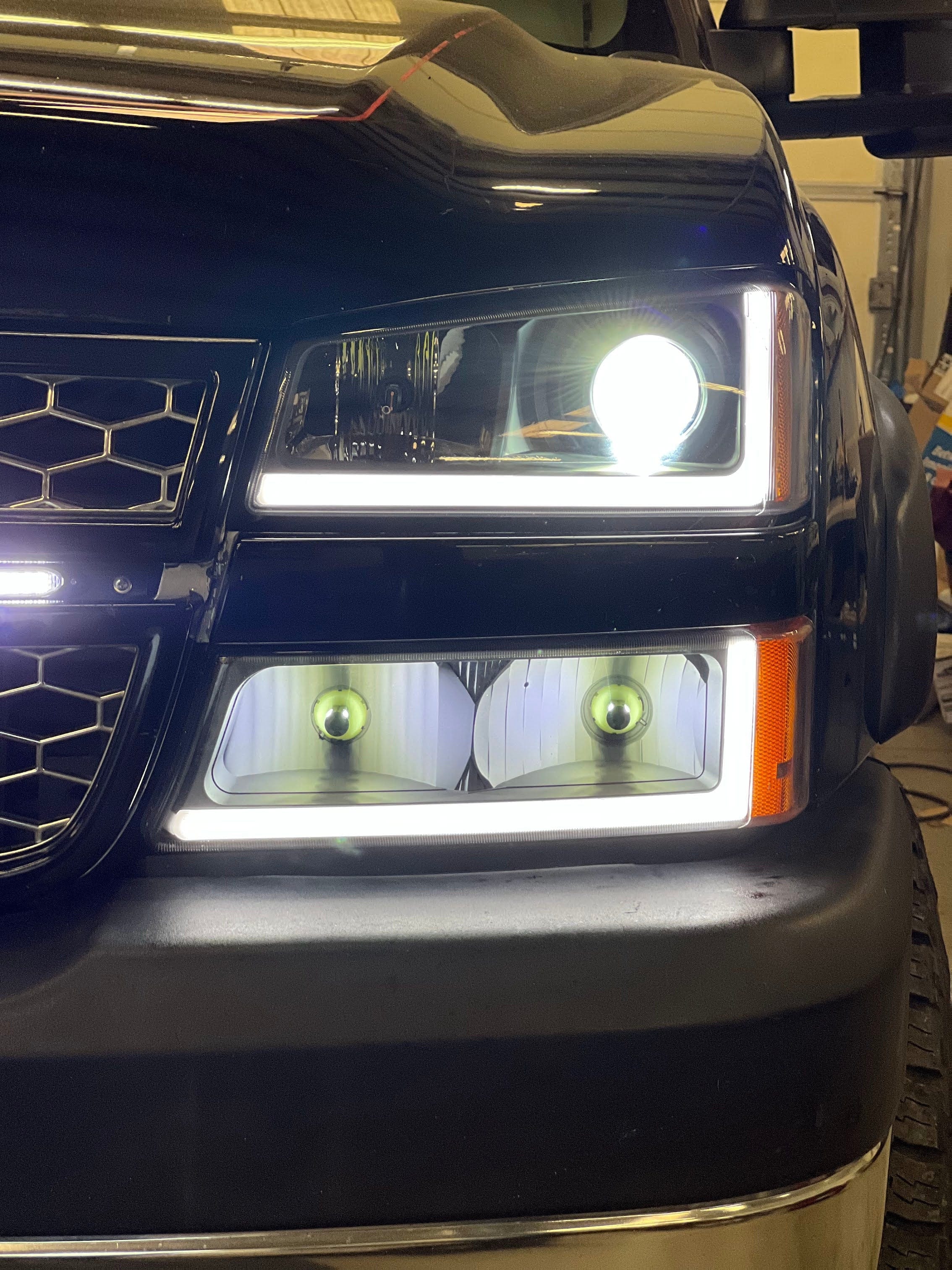 03-07 Silverado Projector Headlights (Shown w/ optional DoubleShot Harness)