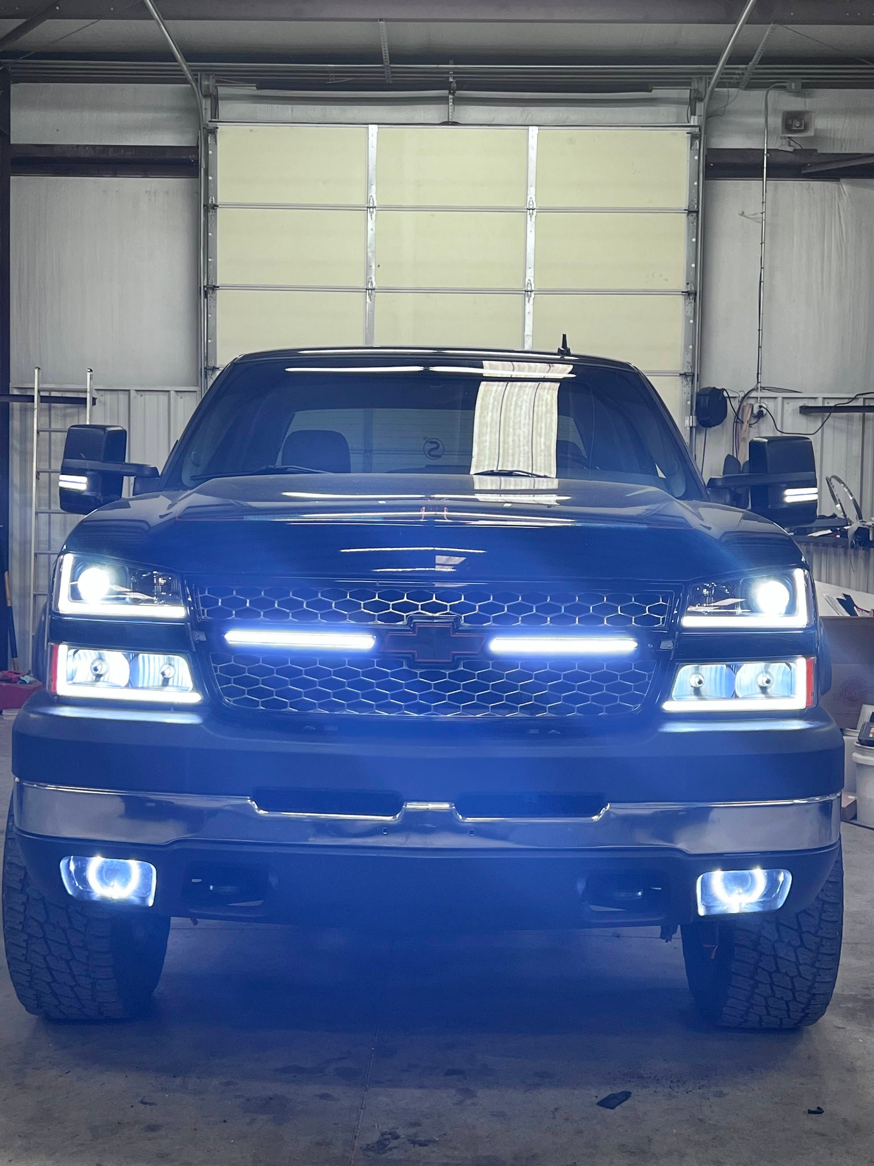 03-07 Silverado Projector Headlights (Shown w/ optional DoubleShot Harness)